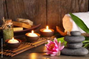 Bougies et galets dans un arrangement zen