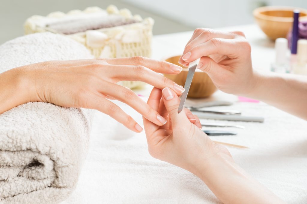 Soins des mains fait avec une lime à ongles